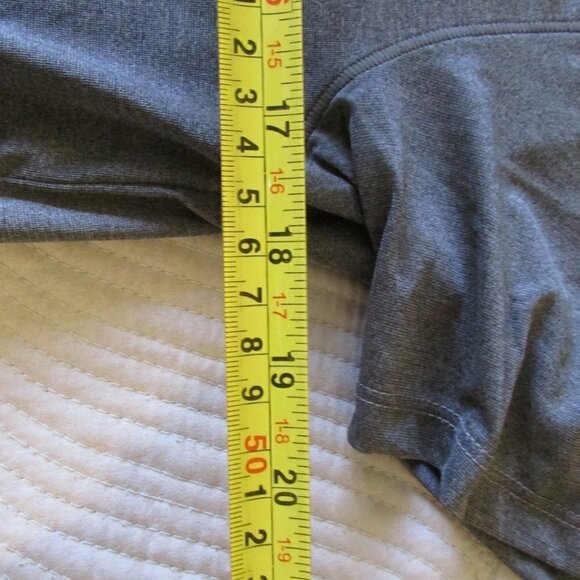 𝅺uniqlo T-Shirt - Picture 5 of 5